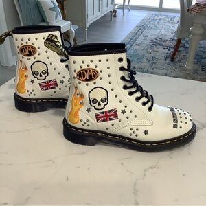 Dr Martens Boots Skulls & Hearts Studs sz 7 NEW
